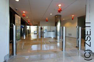 Elegante Portello Automatico con anta in Cristallo per Aziende