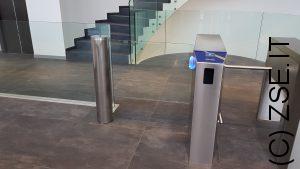 Elegante Portello Automatico con anta in Cristallo per Aziende