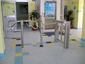 tornello ingresso piscina e girello uscita libera