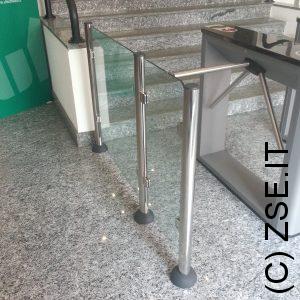 Tornello ingresso Azienda e transenne in cristallo