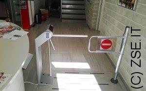 tornello ingresso palestra e portello uscita di sicurezza